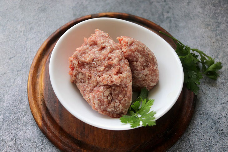 Quick aspic pie with minced meat - a hearty meal for the whole family