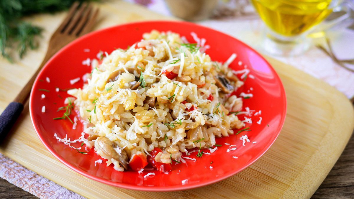 Rice “Poniatowski” with mushrooms and cheese – a tender and hearty dish