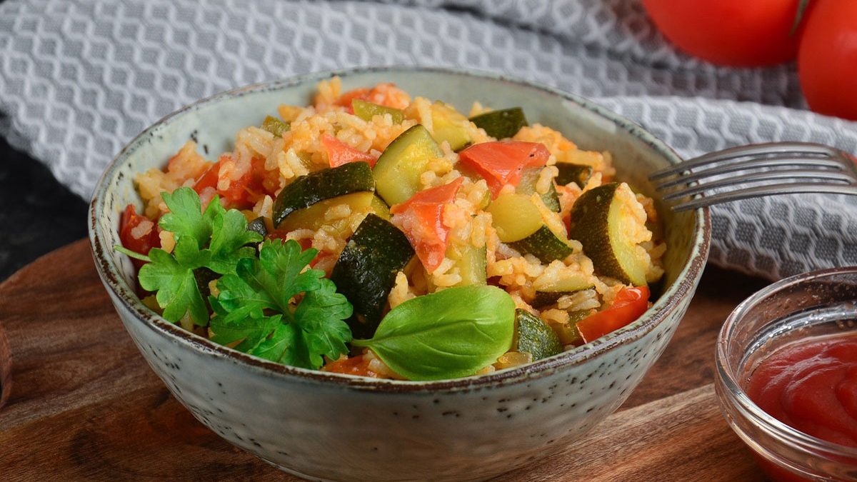 Braised zucchini with rice and vegetables – a fragrant and tasty dish