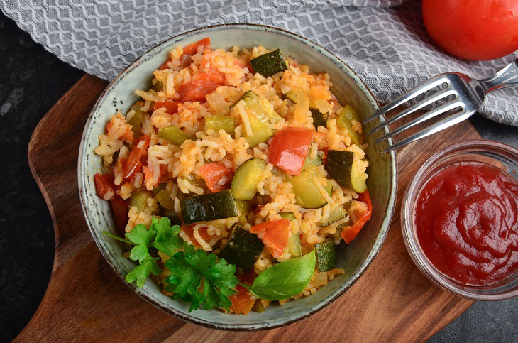 Braised zucchini with rice and vegetables - a fragrant and tasty dish