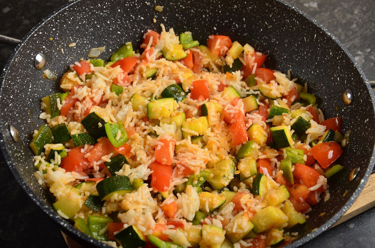 Braised zucchini with rice and vegetables - a fragrant and tasty dish