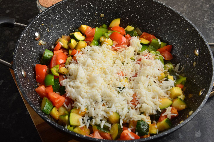 Braised zucchini with rice and vegetables - a fragrant and tasty dish