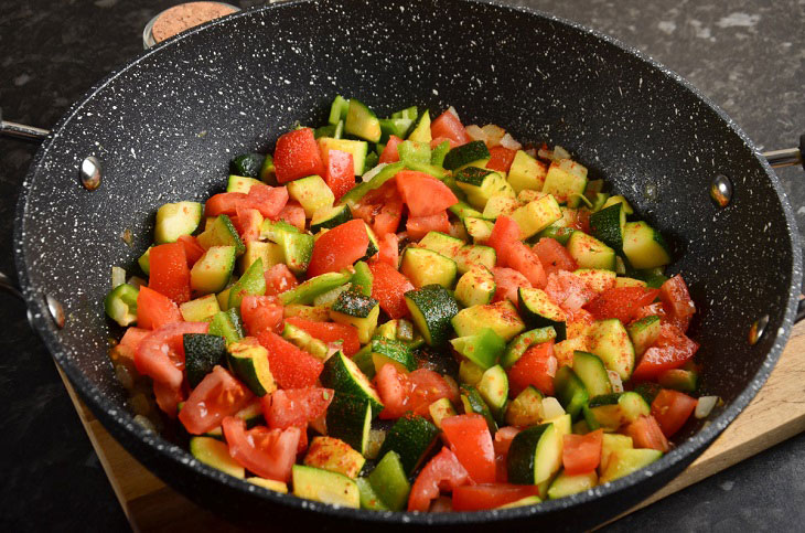 Braised zucchini with rice and vegetables - a fragrant and tasty dish