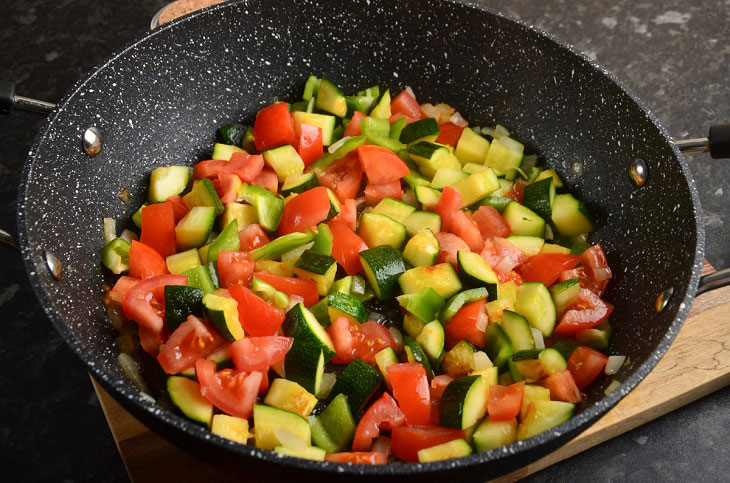 Braised zucchini with rice and vegetables - a fragrant and tasty dish