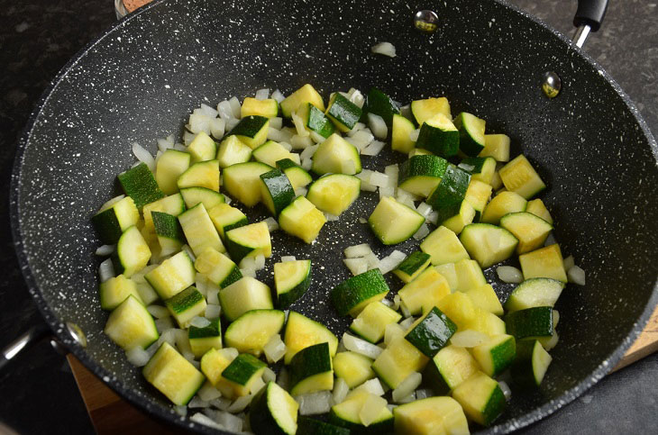 Braised zucchini with rice and vegetables - a fragrant and tasty dish