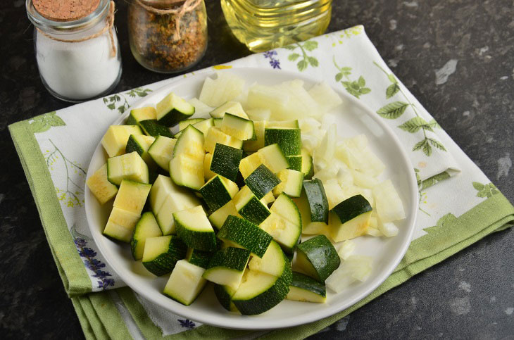 Braised zucchini with rice and vegetables - a fragrant and tasty dish