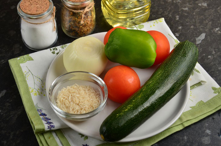 Braised zucchini with rice and vegetables - a fragrant and tasty dish