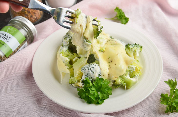 Broccoli with mozzarella in the oven - simple, tasty and healthy