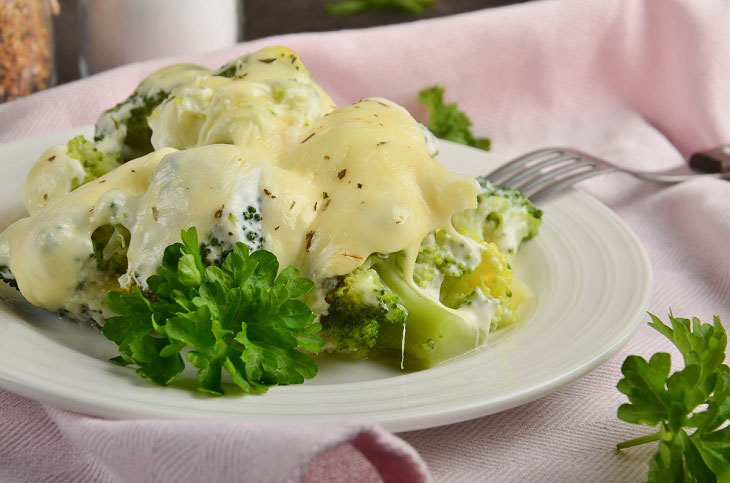 Broccoli with mozzarella in the oven - simple, tasty and healthy
