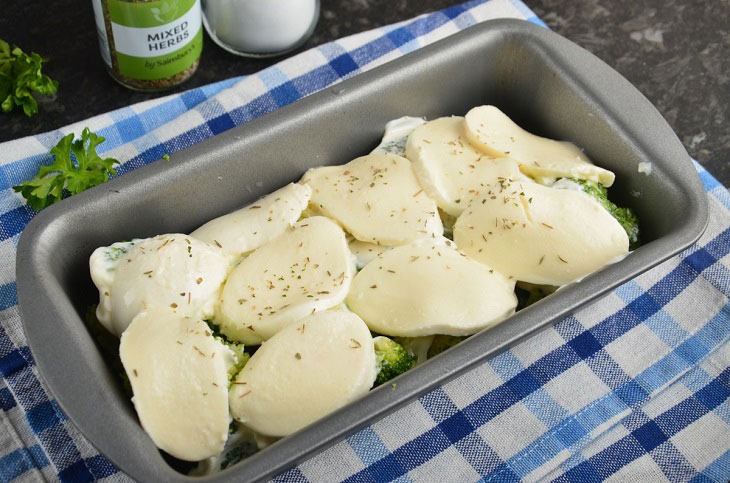 Broccoli with mozzarella in the oven - simple, tasty and healthy