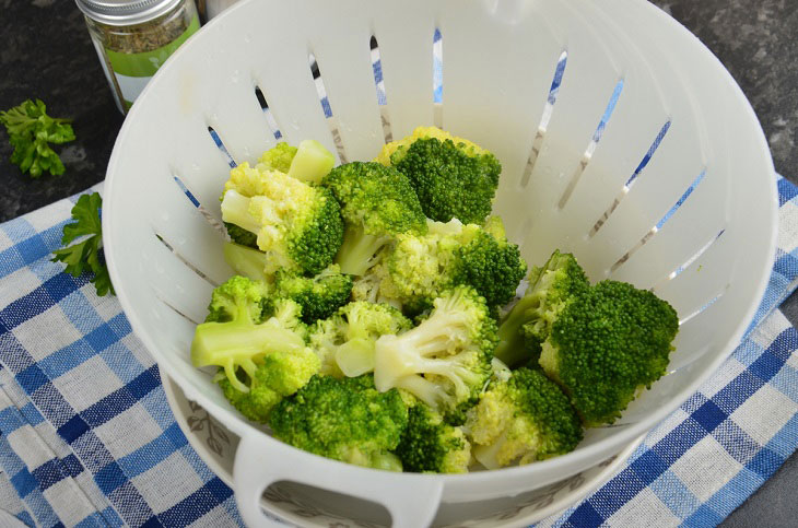 Broccoli with mozzarella in the oven - simple, tasty and healthy