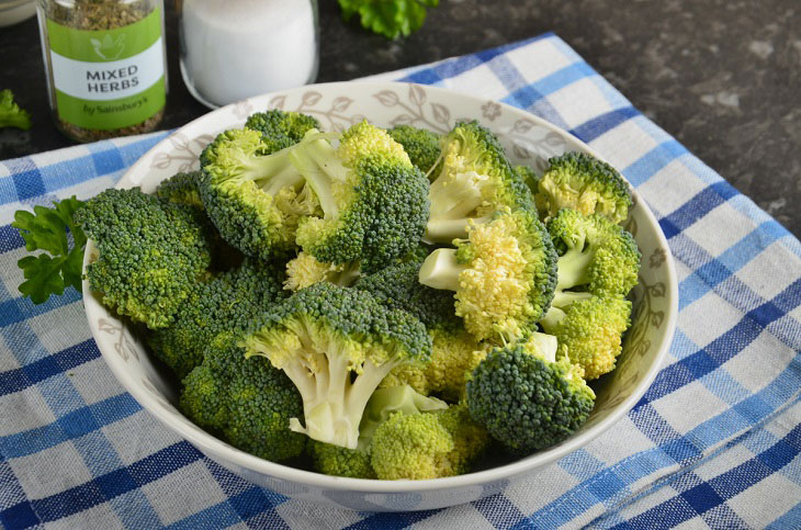 Broccoli with mozzarella in the oven - simple, tasty and healthy