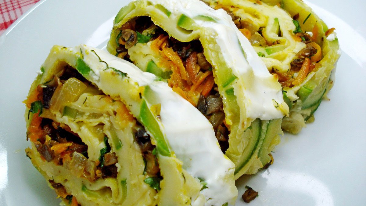 Zucchini roll with mushrooms and cheese – a great summer dish