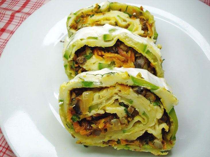 Zucchini roll with mushrooms and cheese - a great summer dish