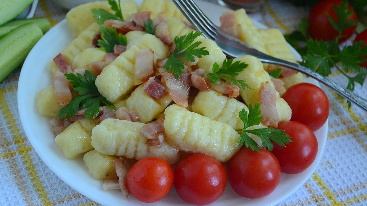 Potato gnocchi with bacon and tomatoes – a delicious Italian dish