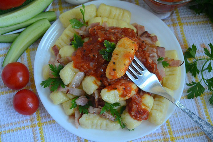 Potato gnocchi with bacon and tomatoes - a delicious Italian dish