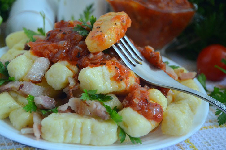 Potato gnocchi with bacon and tomatoes - a delicious Italian dish