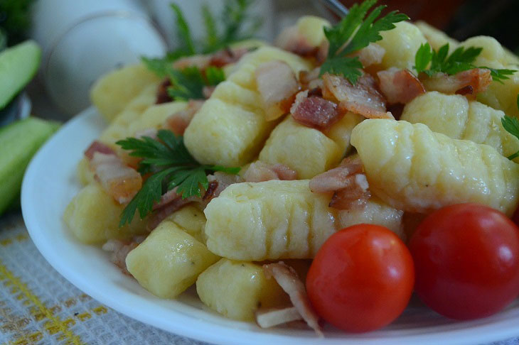 Potato gnocchi with bacon and tomatoes - a delicious Italian dish