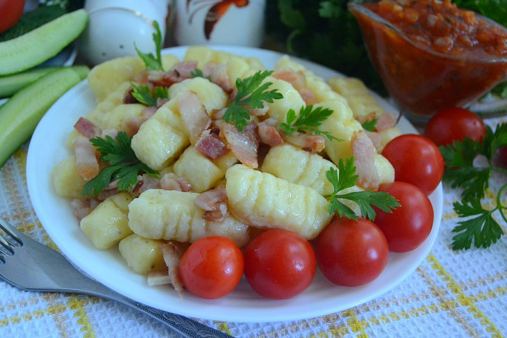 Potato gnocchi with bacon and tomatoes - a delicious Italian dish