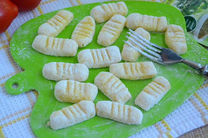 Potato gnocchi with bacon and tomatoes - a delicious Italian dish