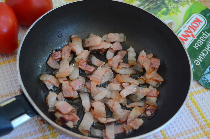 Potato gnocchi with bacon and tomatoes - a delicious Italian dish