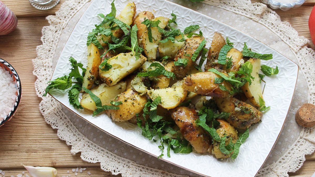 Potatoes in garlic-mint sauce – a simple and healthy recipe
