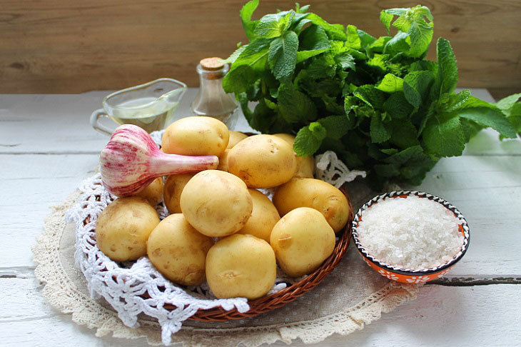 Potatoes in garlic-mint sauce - a simple and healthy recipe