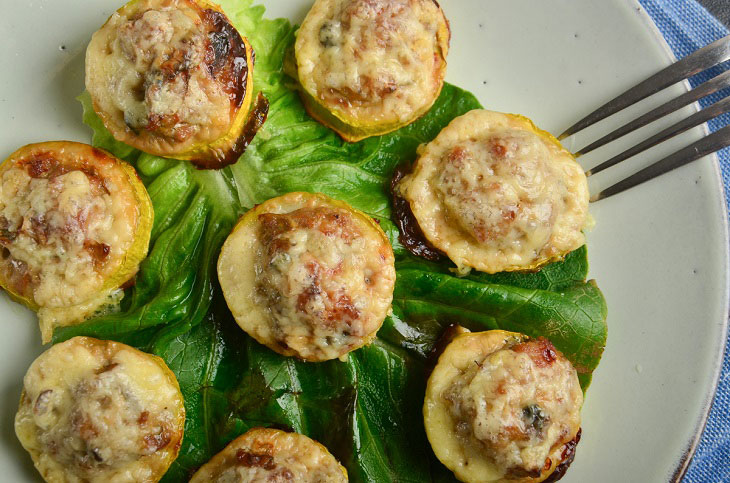 Zucchini with minced turkey and mushrooms - quick and tasty