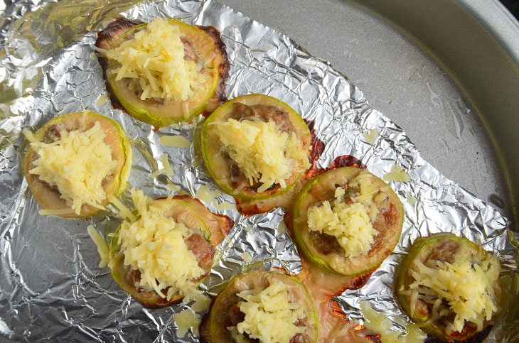 Zucchini with minced turkey and mushrooms - quick and tasty