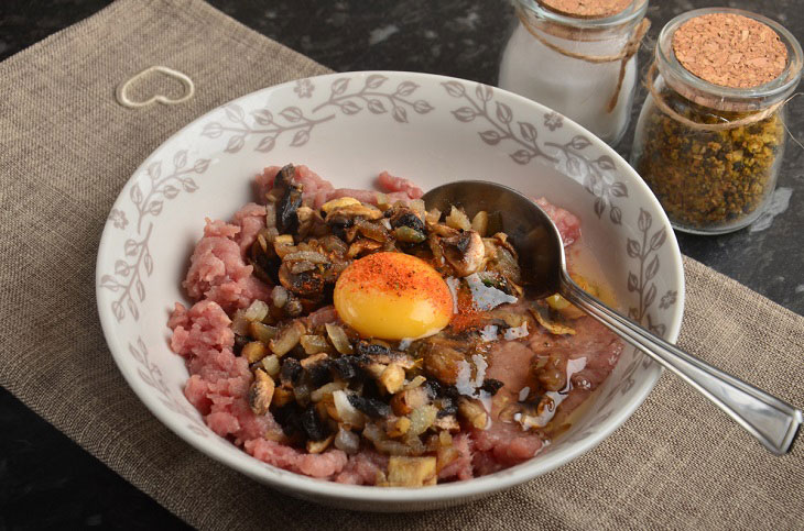 Zucchini with minced turkey and mushrooms - quick and tasty