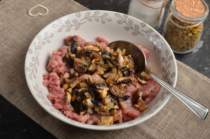 Zucchini with minced turkey and mushrooms - quick and tasty