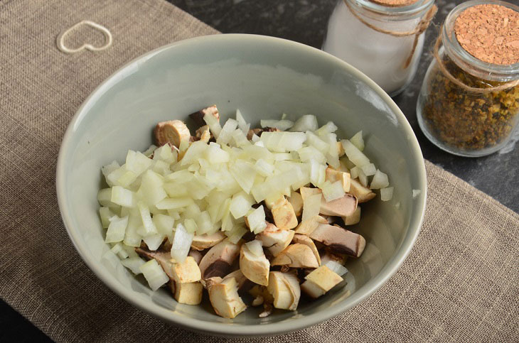 Zucchini with minced turkey and mushrooms - quick and tasty