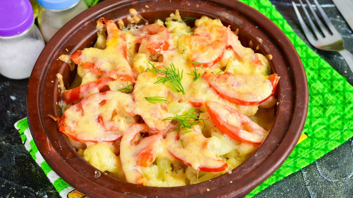 Cauliflower baked with cheese and tomatoes – appetizing and tasty