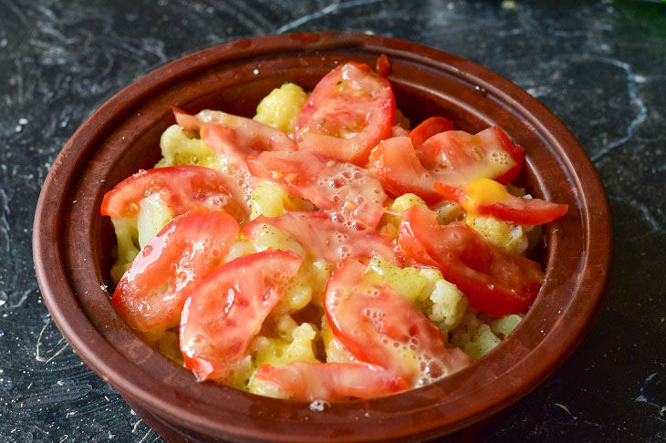 Cauliflower baked with cheese and tomatoes - appetizing and tasty