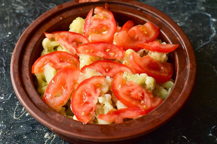 Cauliflower baked with cheese and tomatoes - appetizing and tasty