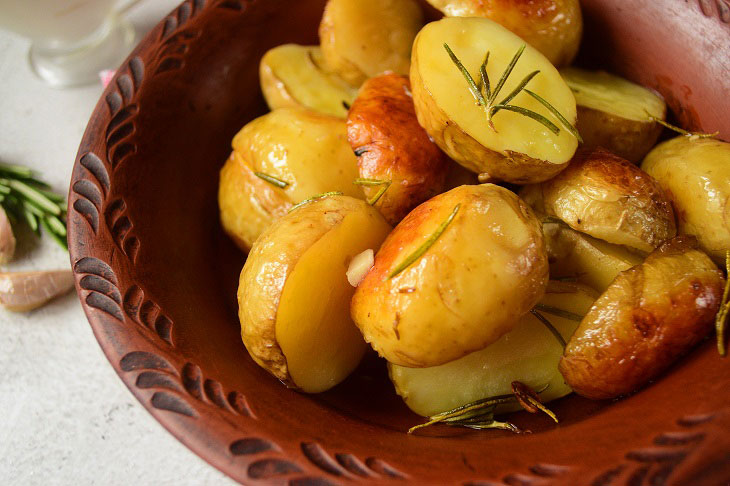 New potatoes with garlic in the oven - simple and very tasty