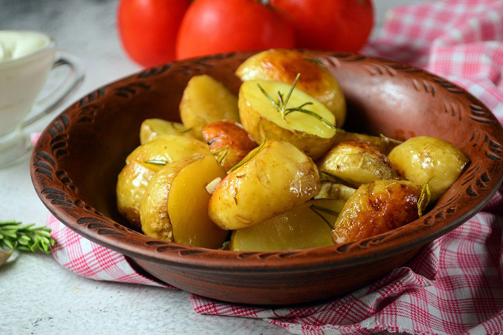 New potatoes with garlic in the oven - simple and very tasty