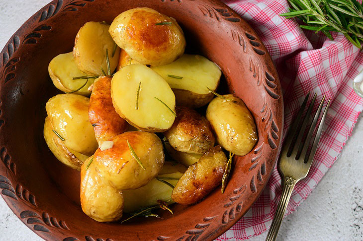 New potatoes with garlic in the oven - simple and very tasty