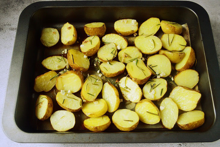 New potatoes with garlic in the oven - simple and very tasty