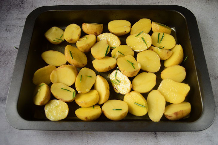 New potatoes with garlic in the oven - simple and very tasty