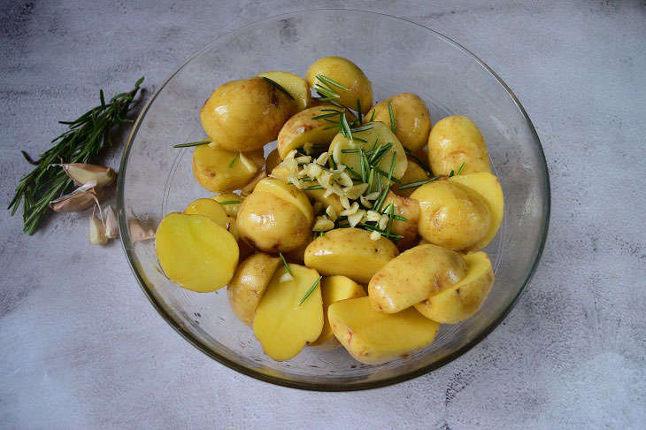 New potatoes with garlic in the oven - simple and very tasty