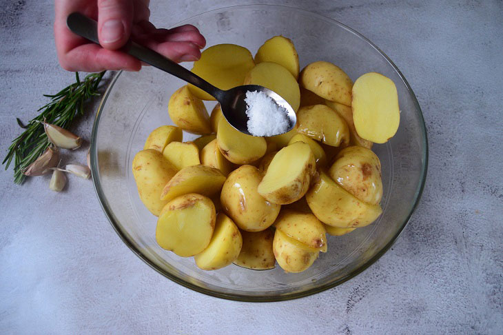 New potatoes with garlic in the oven - simple and very tasty