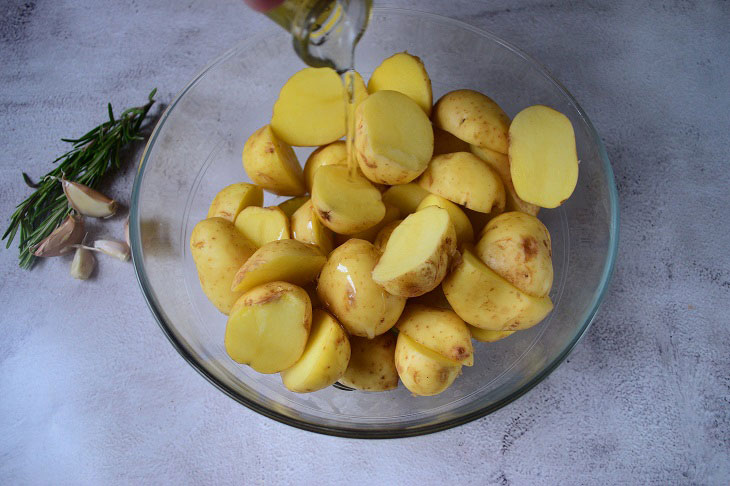 New potatoes with garlic in the oven - simple and very tasty