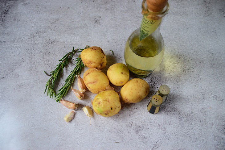 New potatoes with garlic in the oven - simple and very tasty