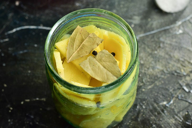 Potatoes in a jar in the oven - a hearty meal in minutes