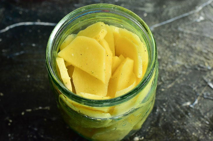 Potatoes in a jar in the oven - a hearty meal in minutes