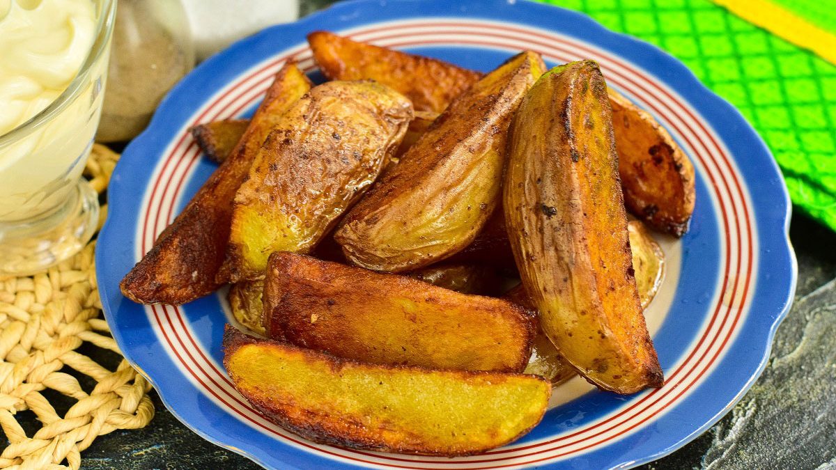 Rustic potatoes in a pan – original and very tasty