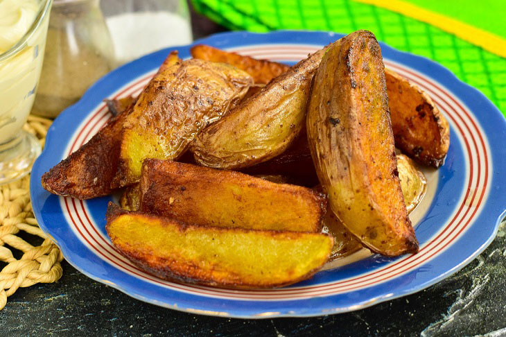 Rustic potatoes in a pan - original and very tasty