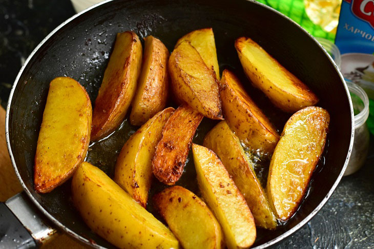 Rustic potatoes in a pan - original and very tasty