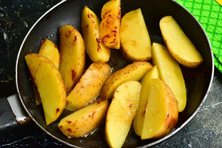 Rustic potatoes in a pan - original and very tasty